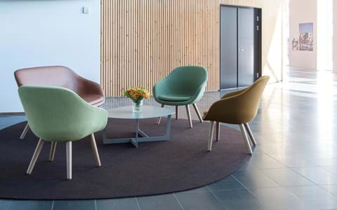 løst tæppe i filt på kontor